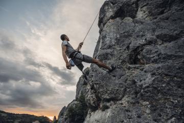 拼多多2025Q3：黄金时代落幕？更像是攒钱过冬