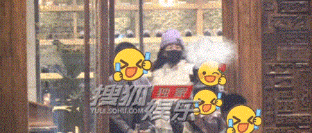 章子怡带孩子聚餐吃烤肉饭后陪娃玩沉浸式游戏