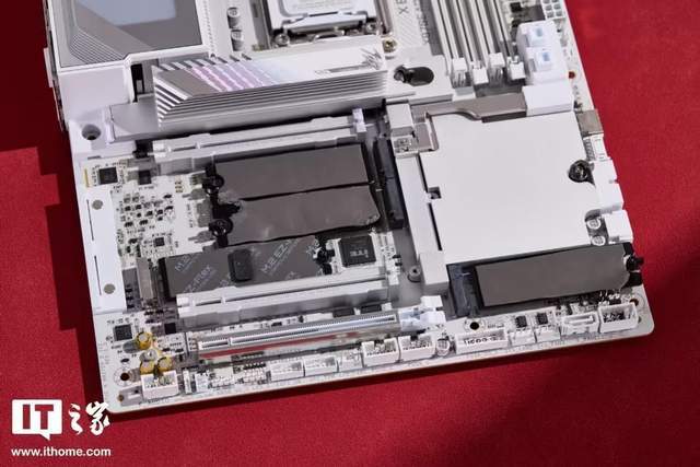 技嘉X870E X3D 超级冰雕主(zhǔ)板測(cè)评：为游戏极限而生